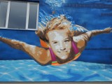 Nowy - sportowy mural. Na ścianie pływalni przy Włókienniczej [zdjęcia]