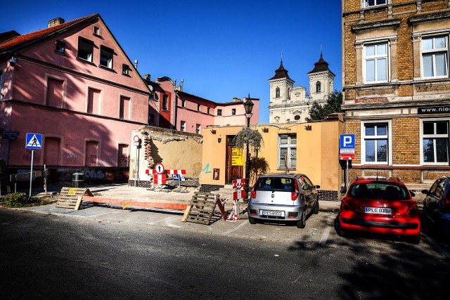 Wyburzają kamienicę w centrum Leszna. Kiedyś mieszkał tam proboszcz