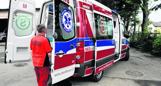 27.07.2019r. godz.14.17 
Operator monitoringu wizyjnego zauważył na skrzyżowaniu ulicy Dalekiej z ulicą Długą mężczyznę, który upadł na środku drogi uderzając głową o bruk. Sytuacja była bardzo poważna, bo wokół głowy poszkodowanego pojawiła się kałuża krwi!  O sytuacji powiadomiono Centrum Powiadamiania Ratunkowego – 112. Strażnicy zabezpieczyli poszkodowanego i udzielili mu pierwszej pomocy. Ranny trafił do szpitala.