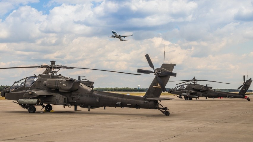 Dwie maszyny AH-64 Apache spędziły w poniedziałek, 4...
