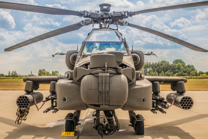 Dwie maszyny AH-64 Apache spędziły w poniedziałek, 4...