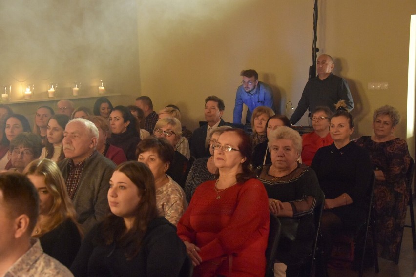 Koncert walentynkowy Anny Hnatowicz w łabiszyńskiej Wozowni.