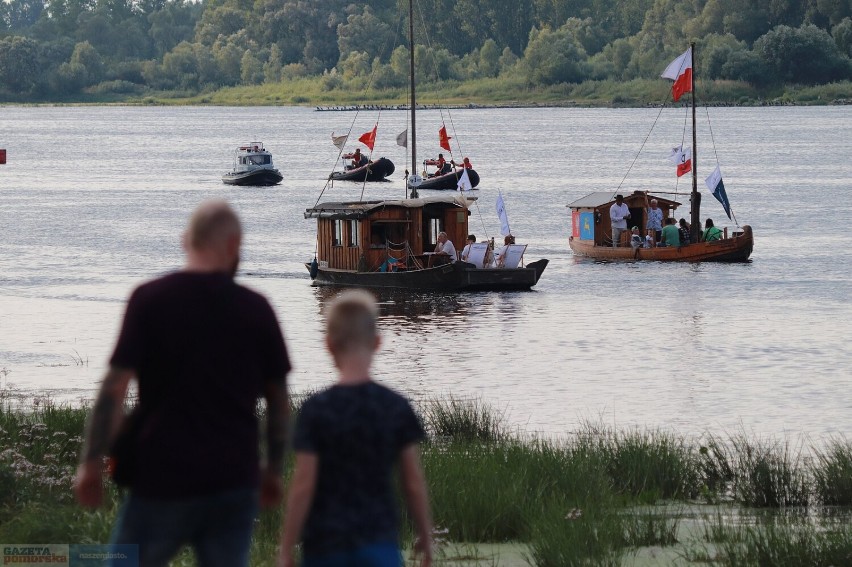 Festiwal Wisły 2022 we Włocławku - parada łodzi na Wiśle,...