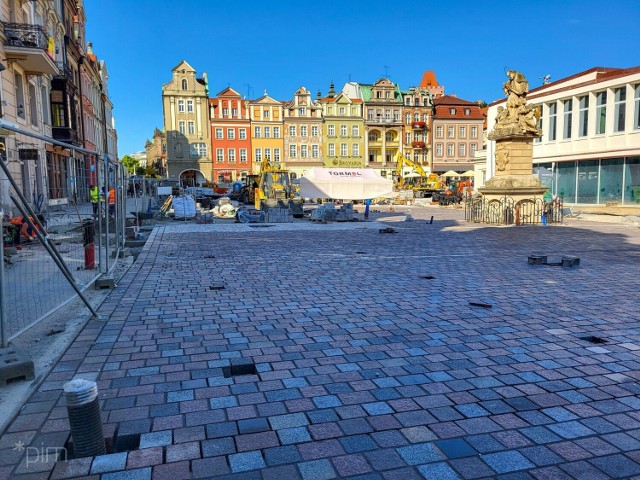 Wielki remont Starego Rynku w Poznaniu powoli zbliża się do końca. Prace mają zakończyć się w drugiej połowie listopadzie tego roku, a do końca roku powinny nastąpić wszystkie odbiory techniczne. 
Przejdź do kolejnego zdjęcia --->