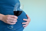 FAS to alkoholowy zespół płodowy. Poznaj skutki picia w ciąży. Objawy zespołu FAS u dzieci to m.in. zmieniony wygląd twarzy i zachowanie