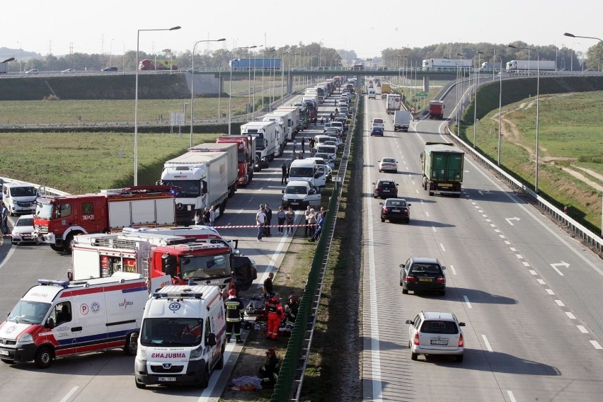 Korytarz życia i jazda na suwak wpisane do kodeksu drogowego. Kiedy zmiany wejdą w życie? W jakiej wysokości mandat?