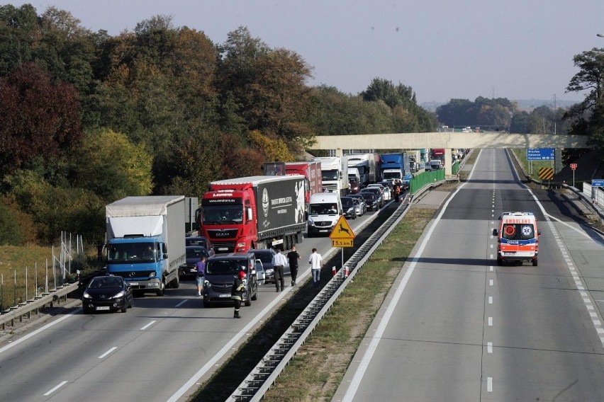 Korytarz życia i jazda na suwak wpisane do kodeksu drogowego. Kiedy zmiany wejdą w życie? W jakiej wysokości mandat?