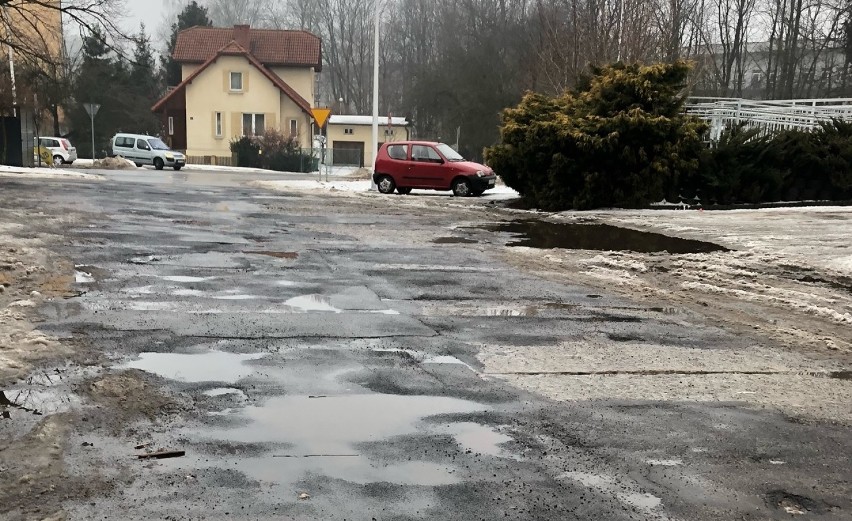 Na zdjęciu droga na ulicy Szpitalnej