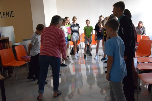 Kreatywnie spędzili czas piątoklasiści z "Dziewiątki", którzy wzięli udział w warsztatach poświęconych teatrowi greckiemu w bibliotece miejskiej w Zduńskiej Woli.