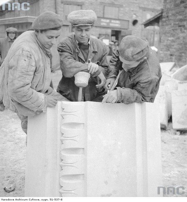 71 lat temu podjęto decyzję o odbudowie zrujnowanej wojną i powstaniem stolicy. Zobacz, jak wyglądała Warszawa w trakcie odbudowy.