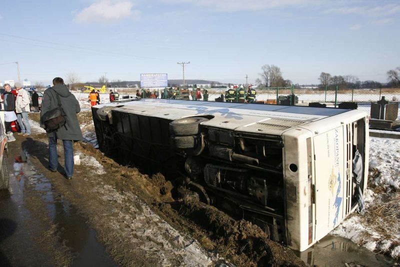 Groźny wypadek autobusu (film i zdjęcia)