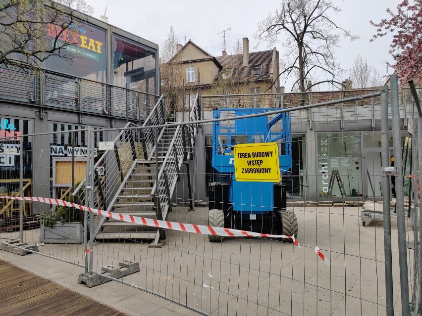 Kontenerowce przy Infoboxie w Gdyni znikają. Obok deweloper wybuduje 7-piętrowy biurowiec