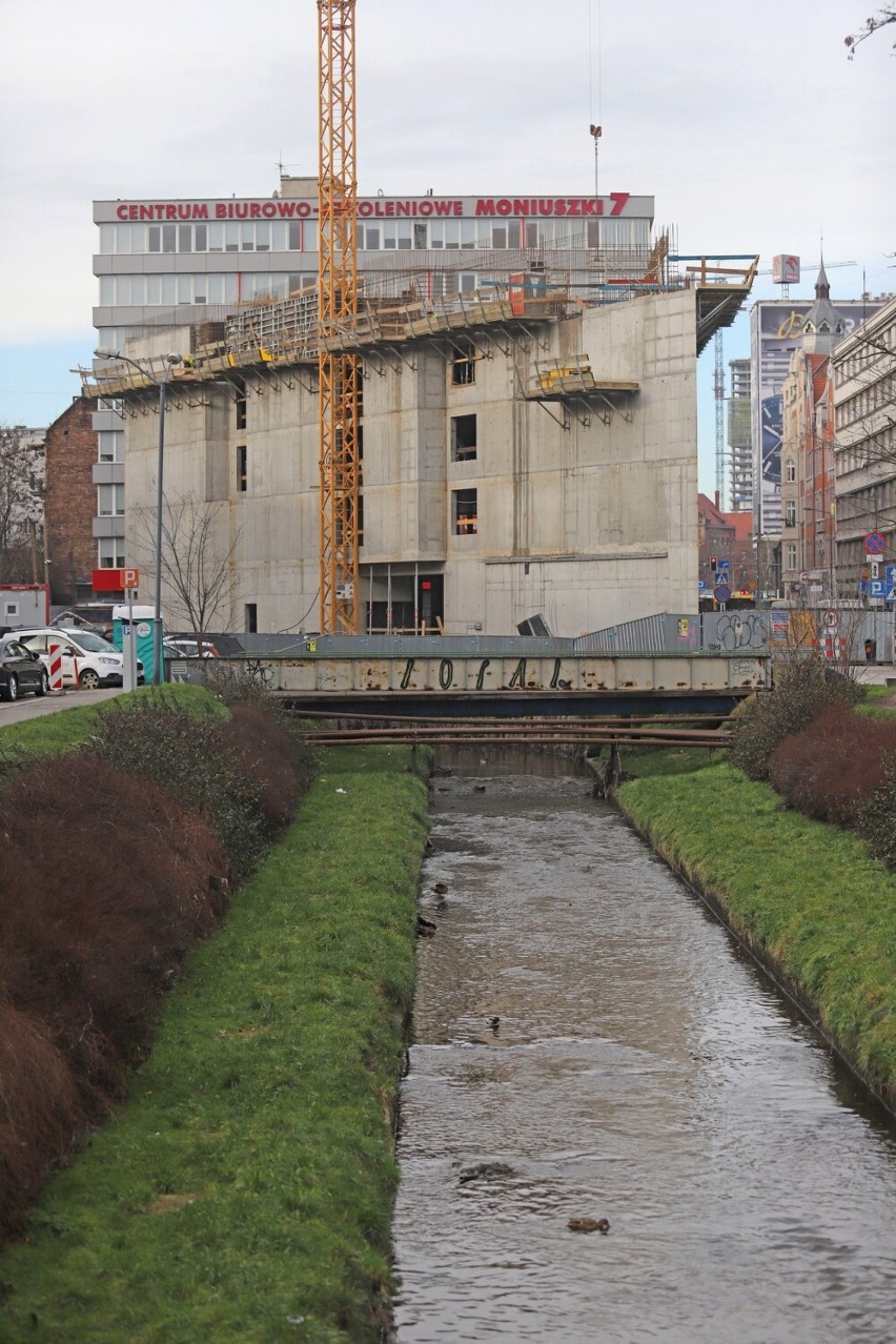 Budowa Qubus Hotel przy ul. Uniwersyteckiej w Katowicach.