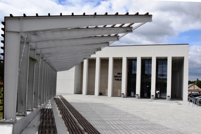 Nowa siedziba Miejskiej Biblioteki Publicznej w  Czechowicach-Dziedzicach została uroczyście otwarta w czwartek 27 sierpnia. Od piątku 28 sierpnia mieszkańcy mogą z niej korzystać. Przeglądaj gestem lub za pomocą strzałki, by zobaczyć kolejne zdjęcie 