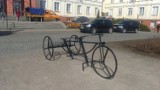 Pruszcz Gdański: Duży kwietnik w kształcie roweru stanął na Placu Jana Pawła II. Powstał na wniosek mieszkańców 