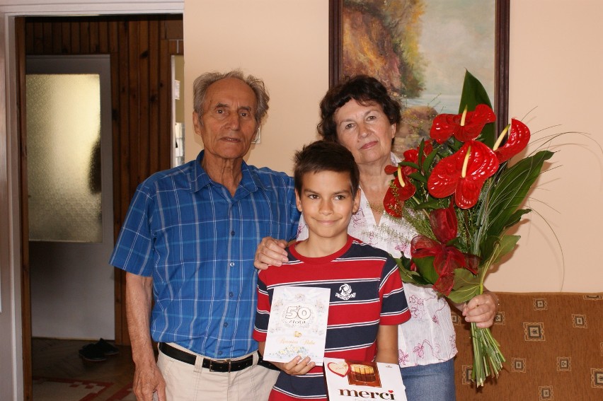 Z okazji Dnia Babci i Dziadka wnuk Michał wręczył kwiaty i...
