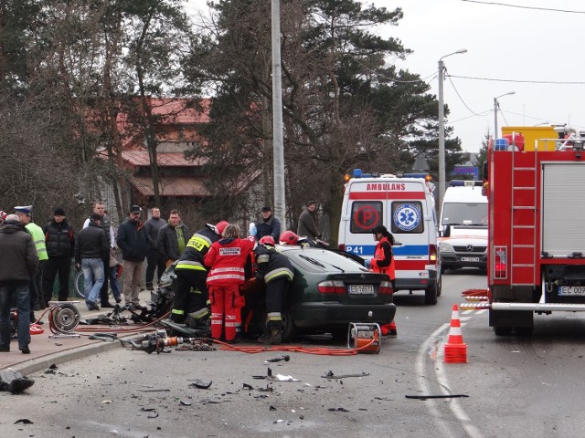 Groźny wypadek w Skierniewicach wydarzył się w czwartek 10 marca na ul. Łódzkiej. Na łuku drogi koło cmentarza św. Józefa czołowo zderzyły się dwa samochody osobowe. Dwie osoby odtransportowano do szpitala.