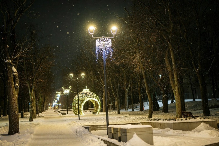 Zima 2024 w Busku-Zdroju. Tak wygląda miasto wieczorem.