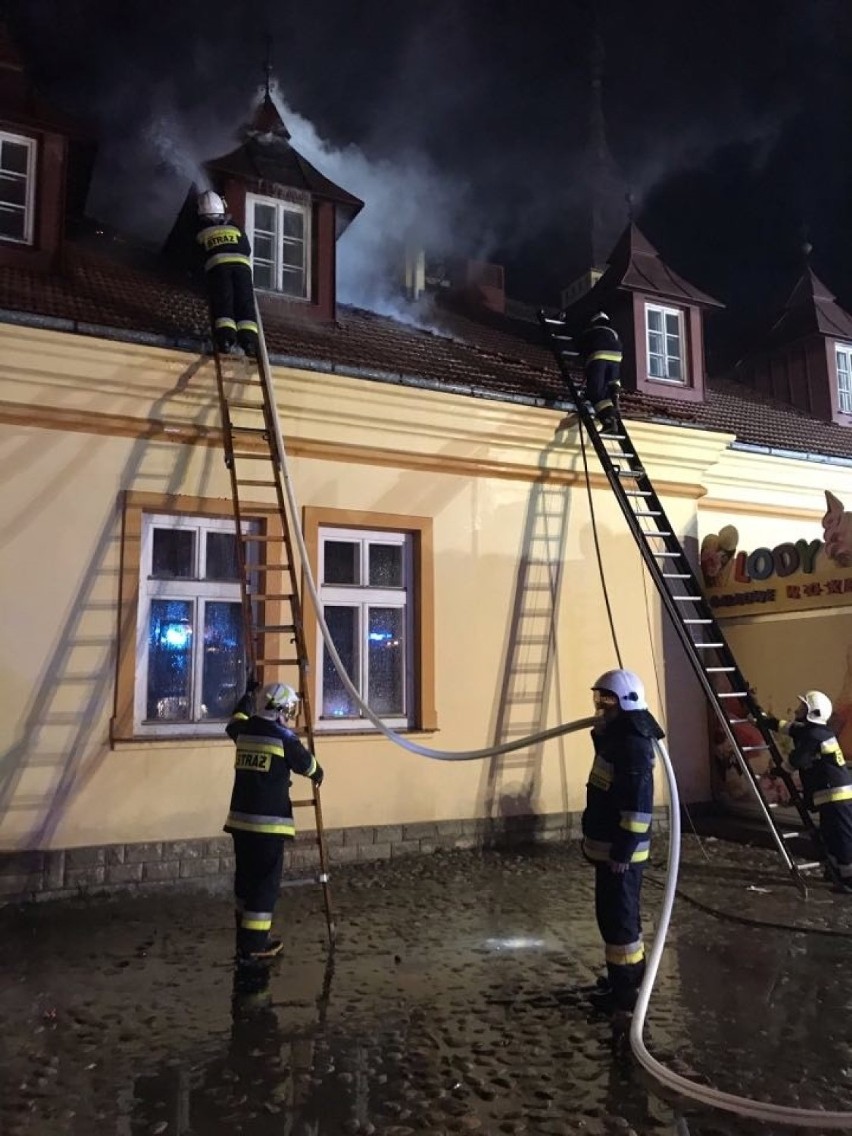 Pożarem objęta była jedna trzecia dachu na zabytkowym...