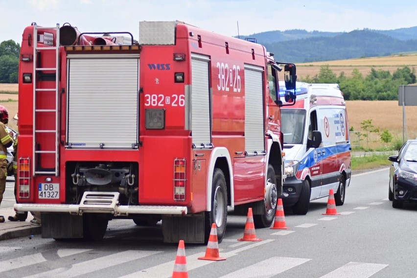 Pilne wypadek! Zderzenie czołowe na DW 379 w Wałbrzychu. Są poszkodowani i utrudnienia [ZDJĘCIA]