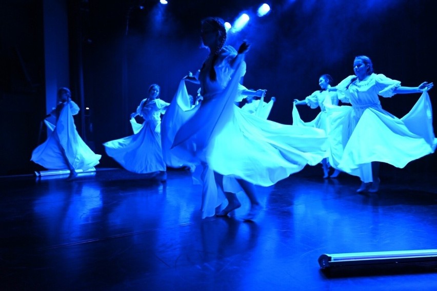 „Trzy dekady z tańcem” w Stalowej Woli. Koncert Zespołu Tanecznego Perełki, jako przedsmak jubileuszu. Zobacz zdjęcia