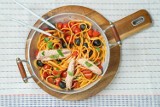 Spaghetti alla puttanesca. Tak wyrazistego sosu jeszcze nie jadłeś. Poznaj przepis na słynne włoskie danie, którym zachwycisz gości