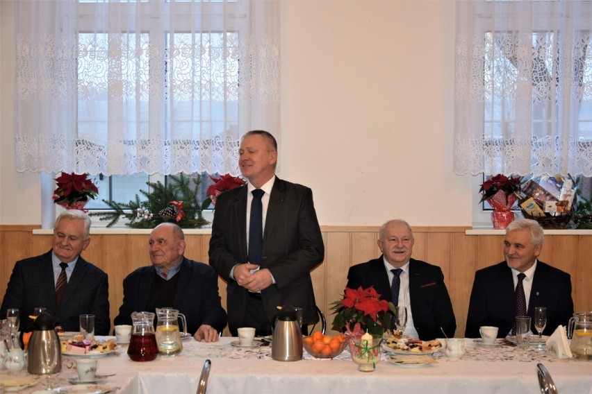 Zebranych w sali wiejskiej w Chrośnicy, powitał prezes kółek...