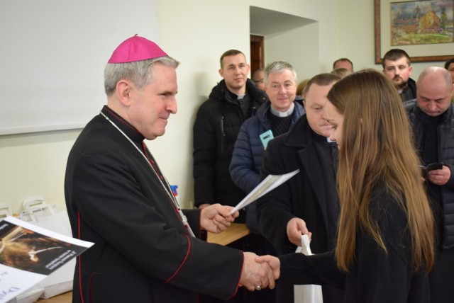 Finalistom pogratulował  biskup sandomierski Krzysztof Nitkiewicz