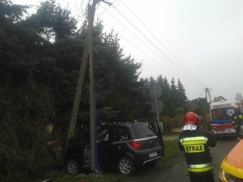 Wypadek w Lusowie - Samochód uderzył w słup energetyczny