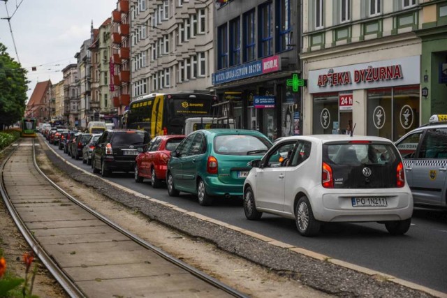 Inna organizacja ruchu na skrzyżowaniu Dąbrowskiego z Żeromskiego, otwarta Kaponiera i zamknięte skrzyżowania z Fredry i Poznań stanął w korkach...