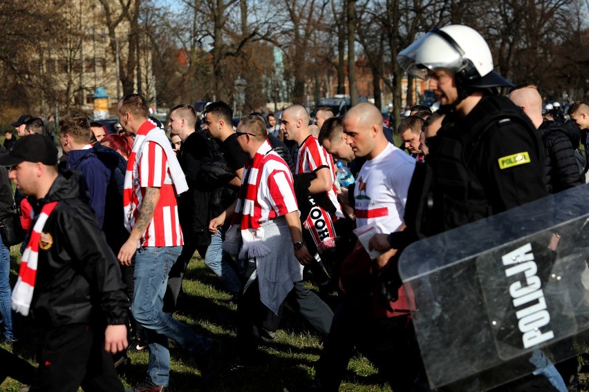 Kibice Cracovii w drodze na derby. Przemarsz na stadion Wisły