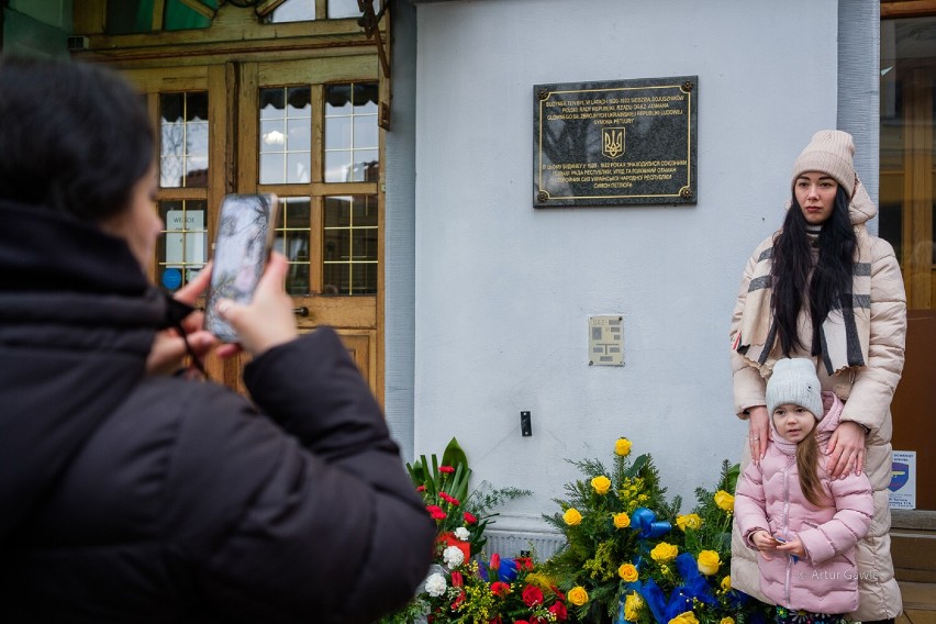 W rocznicę rosyjskiej agresji na Ukrainę, w Tarnowie złożono kwiaty przed dawną siedzibą władz Ukraińskiej Republiki Ludowej. Mamy zdjęcia