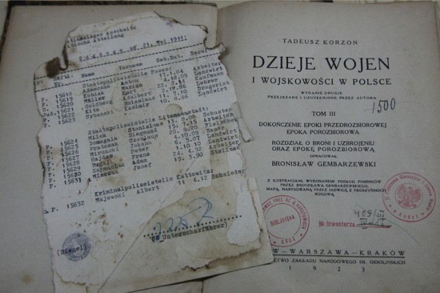 Dokument zawierający dane 15 więźniów obozu zagłady w Oświęcimiu, odnalazła Anna Dobrowolska, bibliotekarka II LO w Łodzi