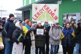 Bojkot Leroy Merlin. Protest pod jednym z warszawskim marketów budowlanych. Czy klienci zrezygnują z zakupów w znanej sieci?