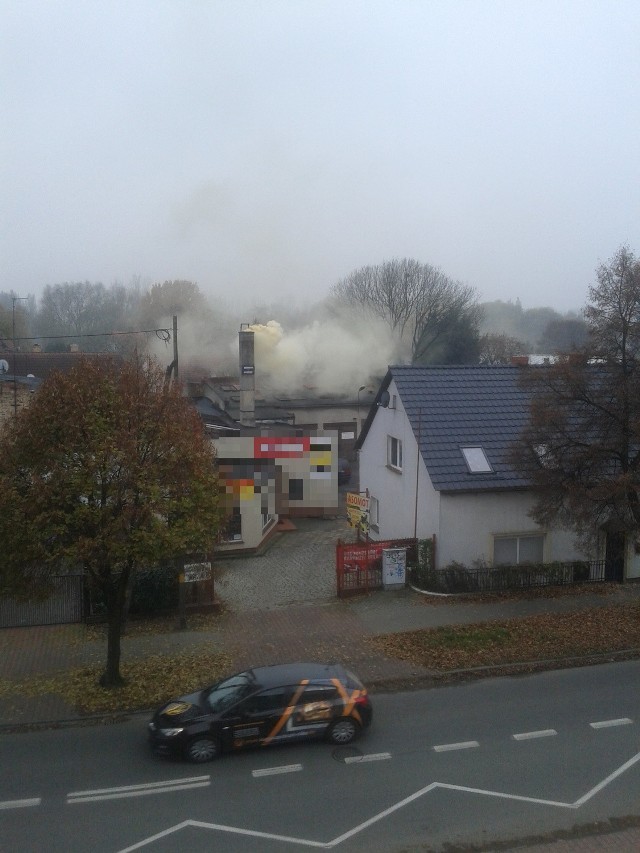 Czytelniczka sfotografowała komin, z którego wydobywa się gęsty, gryzący dym.