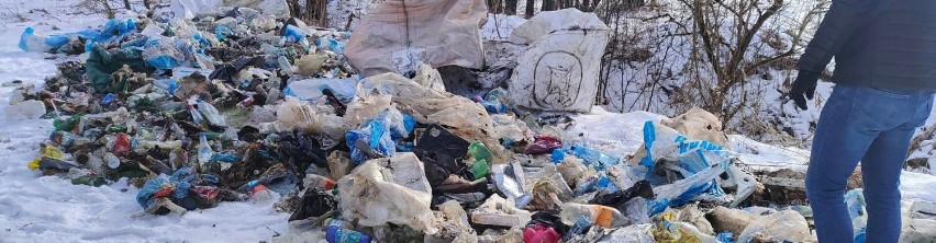 Ktoś podrzucił nielegalne odpady do Sławkowa. To m.in. pozostałości budowlane i części samochodowe
