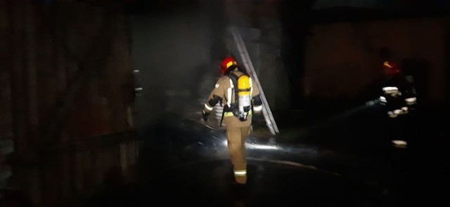 Dziś (15 lutego) po godzinie 4 w nocy przy ulicy Prusa w Janikowie wybuchł pożar. Paliły się garaże w budynku gospodarczym.