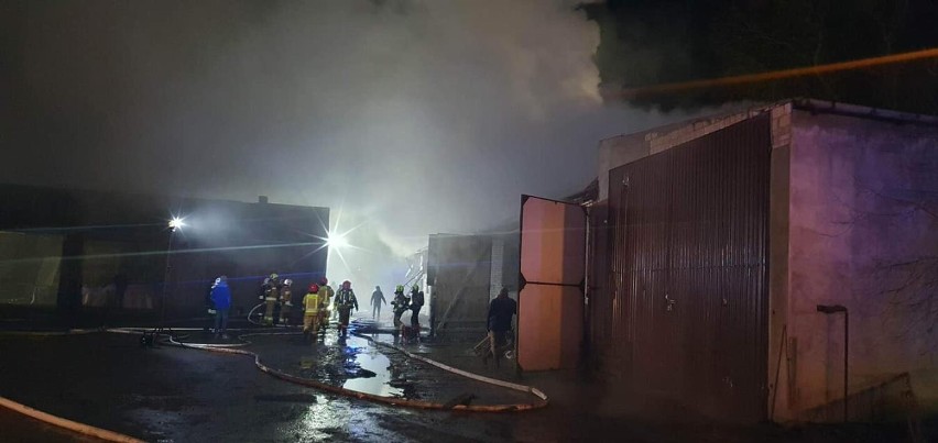 Strażacy walczą z dużym pożarem chlewni w Pawłowie Żońskim 