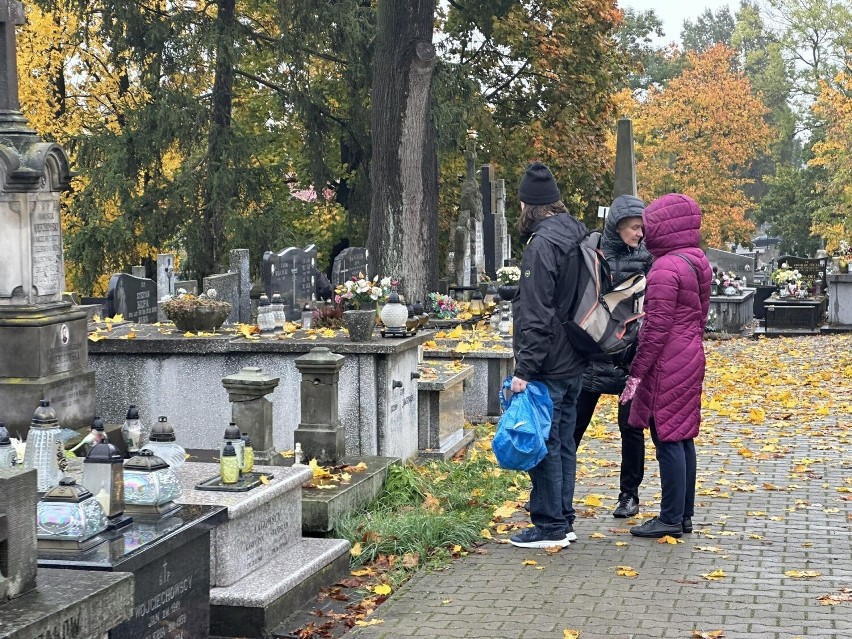 Przygotowania do Wszystkich Świętych w Radomiu. Wiele osób już sprząta groby na cmentarzu przy ulicy Limanowskiego