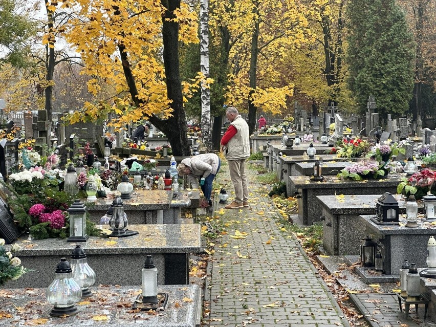 Przygotowania do Wszystkich Świętych w Radomiu. Wiele osób już sprząta groby na cmentarzu przy ulicy Limanowskiego