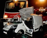 Włostowo: Samochód osobowy wjechał pod szynobus. Dwaj mężczyźni zginęli