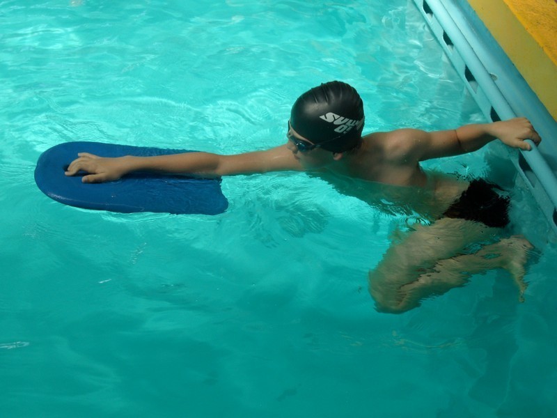 Zawody pływackie na basenie krytym w Lentexie