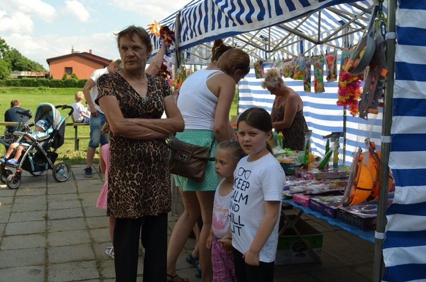 Borek bawi się na rodzinnym pikniku