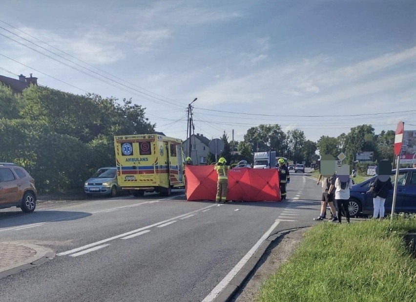 Wypadek w Czańcu. Samochód zderzył się z motocyklem, trwa akcja służb ratunkowych