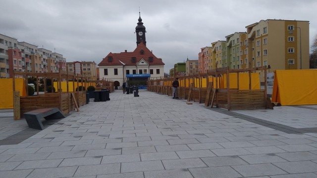 Przygotowania do jutrzejszego jarmarku wielkanocnego w Lubinie