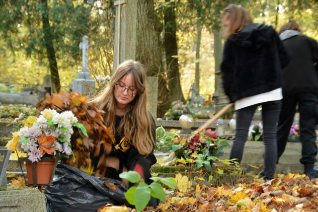 Harcerze i uczniowie szkół podstawowych z Więcborka zadbali o zapomniane groby