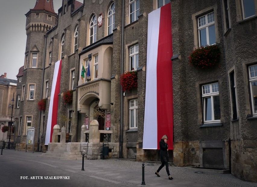 Ratusz w Wałbrzychu w narodowych barwach