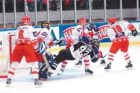 Polscy hokeiści w katowickim Spodku jak równy z równym walczyli z gwiazdami NHL. Miejmy nadzieję, że równie dobrze zagrają w turnieju w Rydze. Fot. T. Jodłowski