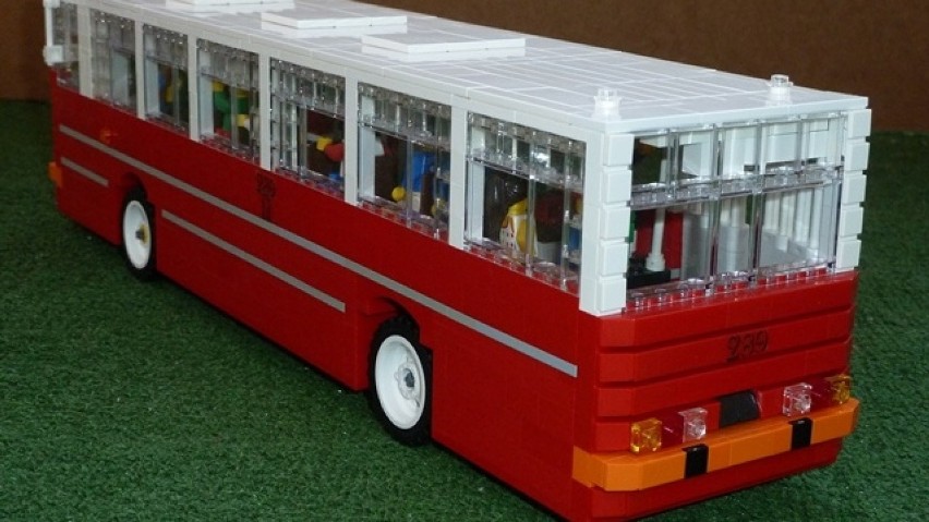 Ikarus z LEGO. Ma 22 miejsca siedzące, 22 pasażerów i...