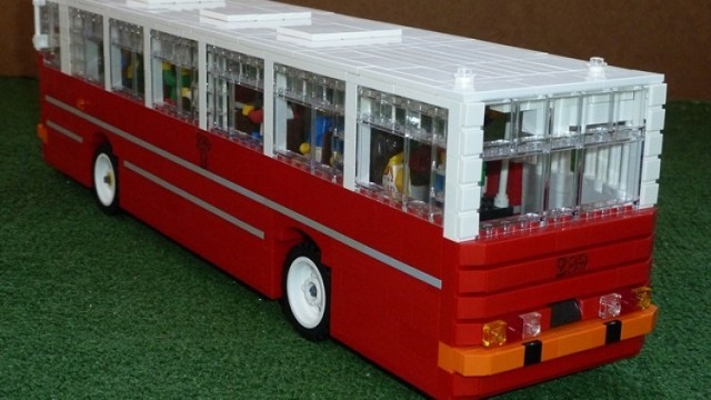 Ikarus z LEGO. Ma 22 miejsca siedzące, 22 pasażerów i kierowcę. Wyposażono go w mini kasowniki i tablice rejestracyjne